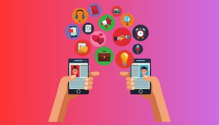 Ilustração de duas mãos segurando smartphones com ícones flutuantes de diferentes tipos de conteúdo, representando o compartilhamento de conteúdo nas redes sociais.