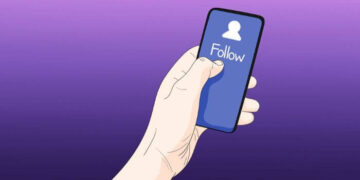 Ilustração de uma mão segurando um smartphone com o botão "Follow" na tela, representando a questão de quantas pessoas podem ser seguidas por dia no Instagram e se existe um limite.