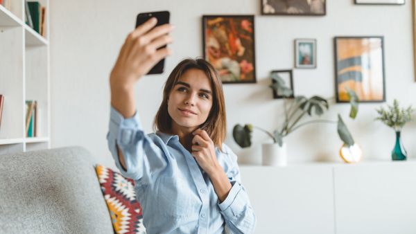 Mulher tirando selfie para postar no Instagram
