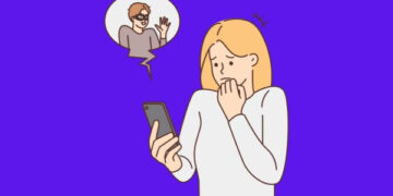 Ilustração de uma mulher preocupada olhando para o celular com uma mensagem assustadora.