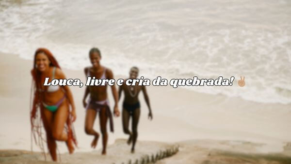 Grupo de jovens na praia subindo da água, com a frase "Louca, livre e cria da quebrada!" sobreposta.