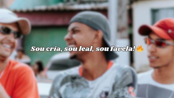 Grupo de jovens sorrindo, com a frase "Sou cria, sou leal, sou favela!" sobreposta.