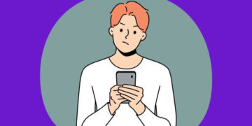 Ilustração de um homem preocupado olhando para o celular, representando a dificuldade em escolher nomes únicos para TikTok.