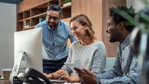 Equipe de colaboradores feliz após ver resultados de tráfego pago Instagram na empresa