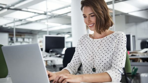 Profissional no escritório da empresa criando conteúdo para Instagram próprio no intervalo para seguir cronograma